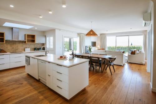 Kuchyň nebo kuchyňský kout v ubytování Penshurst - Lake & Mountain Views - Sleeps 10