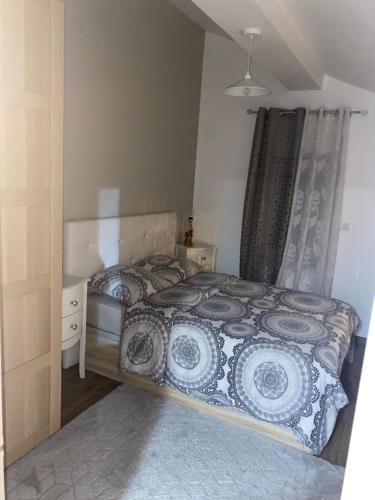een kleine slaapkamer met een bed en een dressoir bij Dépendance avec Billard à proximité Zénith Rouen in Le Grand-Quevilly