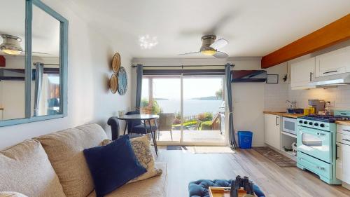 Gallery image of The Beach Hideaway - Eagles Suite in Sechelt