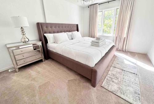 B’s King Suite في أوتاوا: غرفة نوم بسرير كبير مع موقف ليلي ونافذة