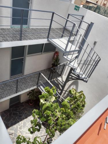 eine Aussicht auf einen Balkon mit Treppen und Pflanzen in der Unterkunft Estudio en casa Fatima para 2 personas in Guadalajara