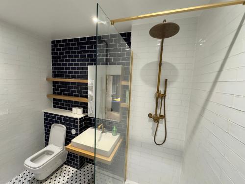 een badkamer met een toilet, een wastafel en een douche bij Amazing Cosy Apartment, Next to O2 Arena and close to London Excel, Secure Parking in Londen
