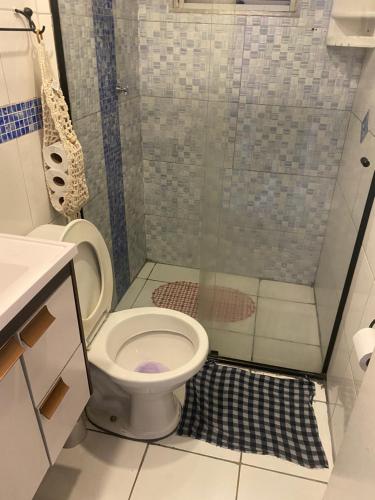 een badkamer met een toilet en een douche bij Recanto Almeida gonzales in Votorantim