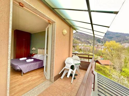 Un balcón de una casa con una cama y un dormitorio en Hotel Ristorante La Sorgente en Plesio