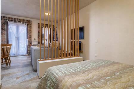 um quarto com uma cama e uma secretária num quarto em Cipressi Spectacular Italian Tuscan style loft em Santeagueda