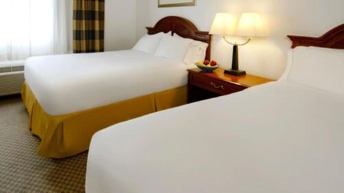 um quarto de hotel com duas camas e uma mesa com um candeeiro em Wingate by Wyndham Eagle Vail Valley em Eagle