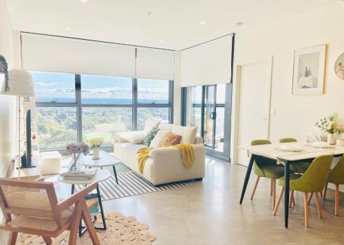 uma sala de estar com um sofá e uma mesa em Modern Apartment St Leonards em Sidney