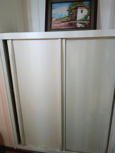 um armário branco com uma foto em cima dele em Marynes em Pucón
