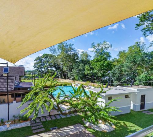 uma vista sobre o quintal de uma casa com piscina em Hacienda Angelita Nature Farm and Resort em San Rafael