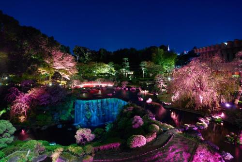 a view of a garden at night at Hotel New Otani Tokyo EXECUTIVE HOUSE ZEN in Tokyo