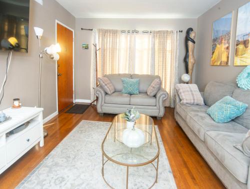 a living room with a couch and a table at Manuel Y Sonia-La casa de los Angeles in Long Beach