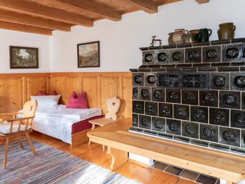 Un dormitorio con una cama y una chimenea. en Ferienhaus Lois & Lisl, en Schleching