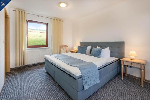 Un pat sau paturi într-o cameră la Ferienwohnung zum Koi I EG