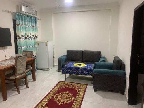 ein Wohnzimmer mit einer Couch und einem Tisch in der Unterkunft Sphinx in Hurghada