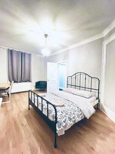 1 dormitorio con 1 cama y 1 silla en O Canada Guest House, en Toronto