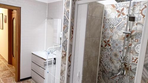 y baño con ducha y lavamanos. en 20 VENTI en Angolo Terme