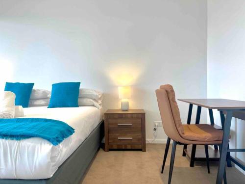 a bedroom with a bed and a table and a desk at Sydney City Side Beauty @ Chippendale 1 Bedroom Aircon in Sydney