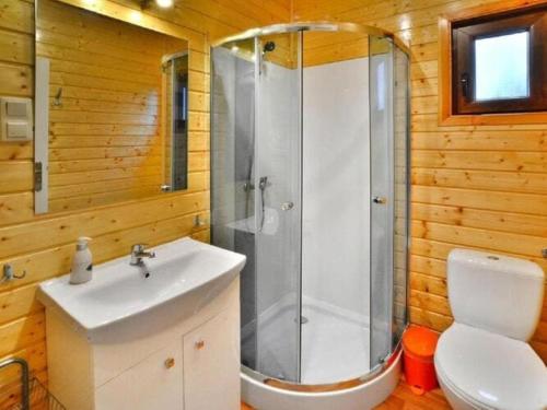 ein Bad mit einer Dusche, einem Waschbecken und einem WC in der Unterkunft Comfortable holiday home, Siano ty in Sianożęty