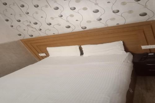 Cama ou camas em um quarto em OYO Home Delight By Stay In Near Pvr Vikaspuri Delhi