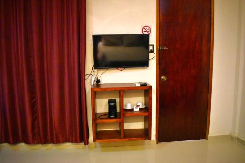 Una televisión o centro de entretenimiento en El Zaguán Colonial by GuruHotel