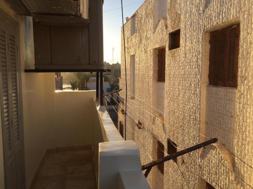 vista dal balcone di un edificio di Elephantine Hostel a Aswan