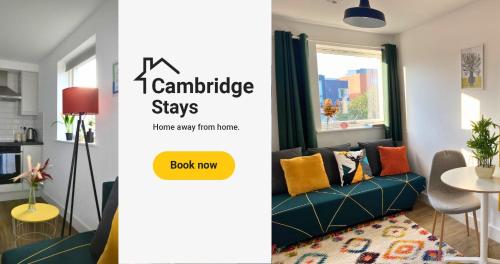 sala de estar con sofá y mesa en Cambridge Stays Riverside 1BR Flat-Walk to Centre-Parking, en Cambridge