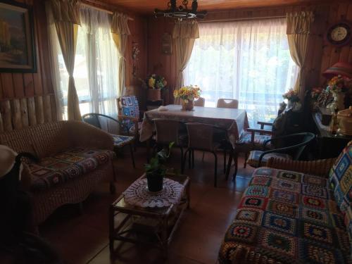 sala de estar con mesa, mesa y sillas en Casa habitacion condominio la Perla, en Isla Negra