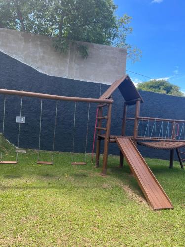 Ein Kinderspielbereich in der Unterkunft Chácara Gama em condomínio Igarata-SP - Jacuzzi com hidromassagem, piscina e sauna