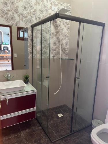 Ein Badezimmer in der Unterkunft Chácara Gama em condomínio Igarata-SP - Jacuzzi com hidromassagem, piscina e sauna