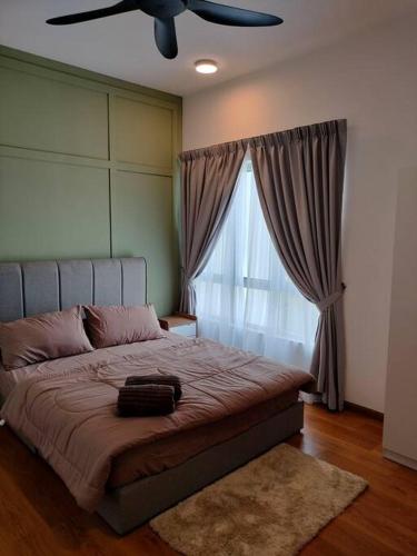 Tamu @ Ostia Bangi في بانغي: غرفة نوم مع سرير مع مروحة سقف ونافذة