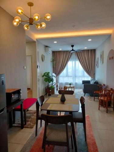Tamu @ Ostia Bangi في بانغي: غرفة معيشة مع طاولة وغرفة طعام