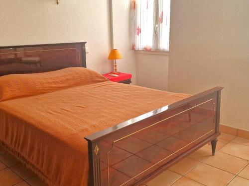 バニュルス・シュル・メールにあるAppartement Banyuls-sur-Mer, 3 pièces, 4 personnes - FR-1-309-9のベッドルーム1室(オレンジ色の毛布付きのベッド1台付)