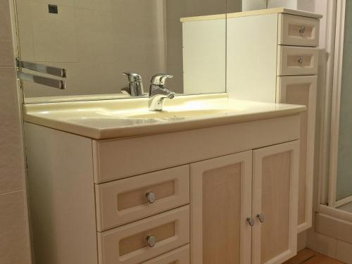 La salle de bains est pourvue d'un lavabo blanc et d'un miroir. dans l'établissement Appartement Banyuls-sur-Mer, 3 pièces, 4 personnes - FR-1-309-9, à Banyuls-sur-Mer