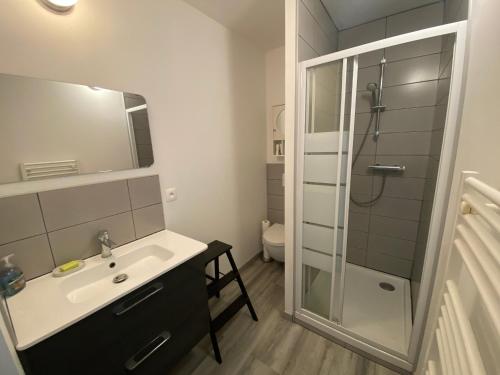 ein Badezimmer mit Waschbecken und Dusche in der Unterkunft **Arcachon Centre: T3 Moderne avec Terrasse, Proche Plage et Commerces pour 4 Personnes** - FR-1-420-112 in Arcachon