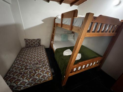 een paar stapelbedden in een kamer met een bed bij Aparta Suite Torre De Prado 501 in Medellín