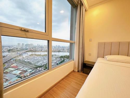 um quarto com uma cama e uma grande janela em 2 Bedrooms in Landmark area em Ho Chi Minh