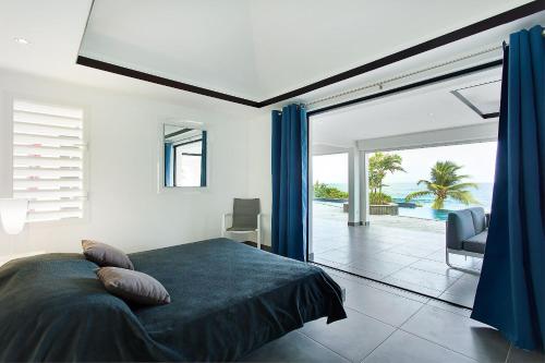 เตียงในห้องที่ Villa Grand Large Guadeloupe