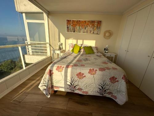 1 dormitorio con 1 cama y balcón en Condominio Alto Mar, en Puchuncaví