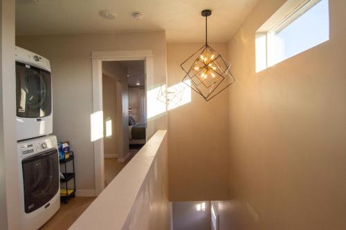 a laundry room with a washer and dryer at Caldwell Cliff Swallow Guest House in Caldwell