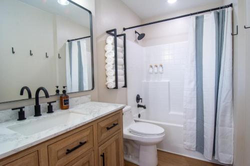 een badkamer met een wastafel, een toilet en een douche bij Caldwell Cliff Swallow Guest House in Caldwell