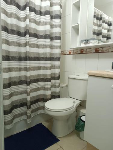 uma casa de banho com um WC e uma cortina de chuveiro em Departamento Ovalle 305 Quipu em Ovalle