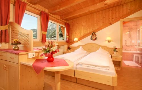 Ένα ή περισσότερα κρεβάτια σε δωμάτιο στο Garni Schenk