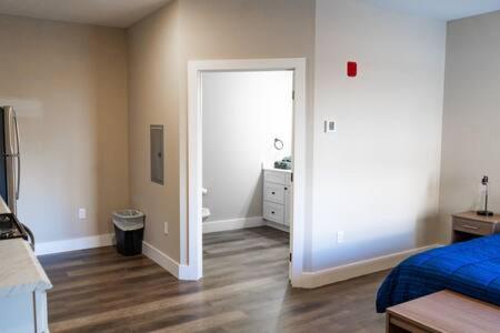 sypialnia z łóżkiem oraz korytarz z drzwiami w obiekcie Modern and Convenient Norwood Knox w mieście Knoxville