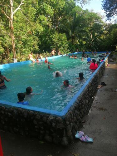 Waterfall Hostelの敷地内または近くにあるプール
