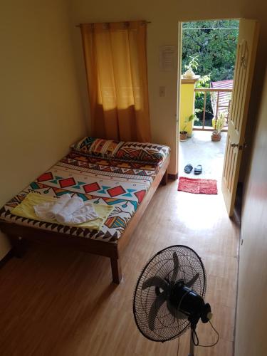 JIM'S CASTLE INN في كورون: سرير في غرفة مع aarantula على الأرض