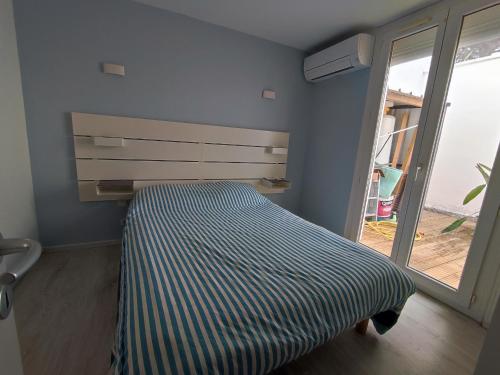 une chambre avec un lit et une fenêtre dans l'établissement Villa rénovée avec clim et terrasse à 150m de la plage - FR-1-776-3, à Argelès-sur-Mer
