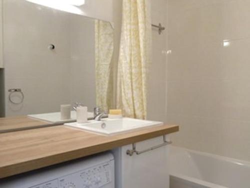 une salle de bain avec un lavabo blanc et une douche dans l'établissement T2 à 50m de la plage avec piscine, parking et animaux acceptés - FR-1-776-19, à Argelès-sur-Mer