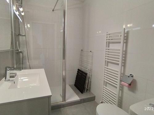 une salle de bain blanche avec une douche et un lavabo dans l'établissement Studio 4 pers avec terrasse, parking et WIFI à 500m de la plage - FR-1-776-39, à Argelès-sur-Mer