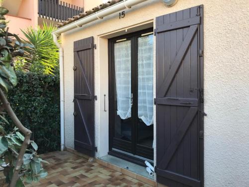 une paire de portes sur une maison dans l'établissement Pavillon cosy 4 pers, 500m plage, jardinet, proche commerces, parking sécurisé - FR-1-776-13, à Argelès-sur-Mer