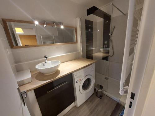 une salle de bain avec un lavabo et une machine à laver dans l'établissement Studio RDC 4 pers, accès direct plage, terrasse vue mer - FR-1-776-55, à Argelès-sur-Mer